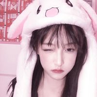 女生和手机壳的自拍照头像