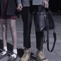 靠床沿的微信头像女(1)