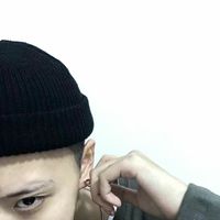 男生拿衣服挡女生头像(16)