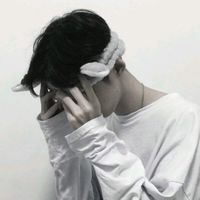 底色是红色的男生头像(7)