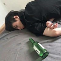 底色是红色的男生头像(11)