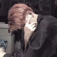 底色是红色的男生头像(19)