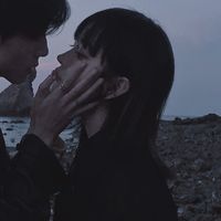 男女抱狗的情侣头像图片